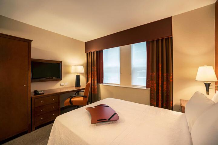 1 Queen Bed (4 of 4)