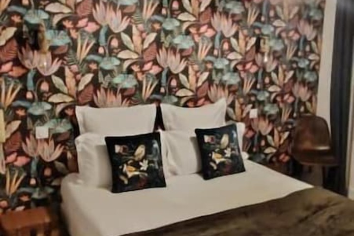 Room 6 of 25