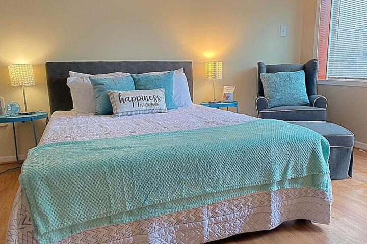 Charming Studio Jeannette Sleeps 3 Queen Bed