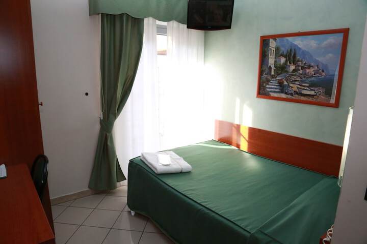 Room 13 of 33
