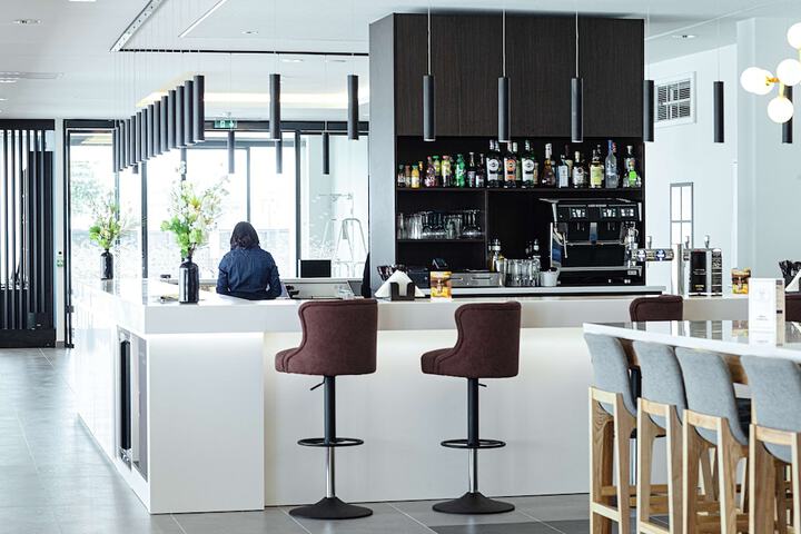 Lounge 52 of 64