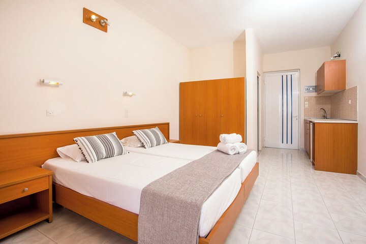 Room 4 of 28