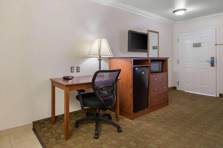 2 Queen Beds (6 of 11)
