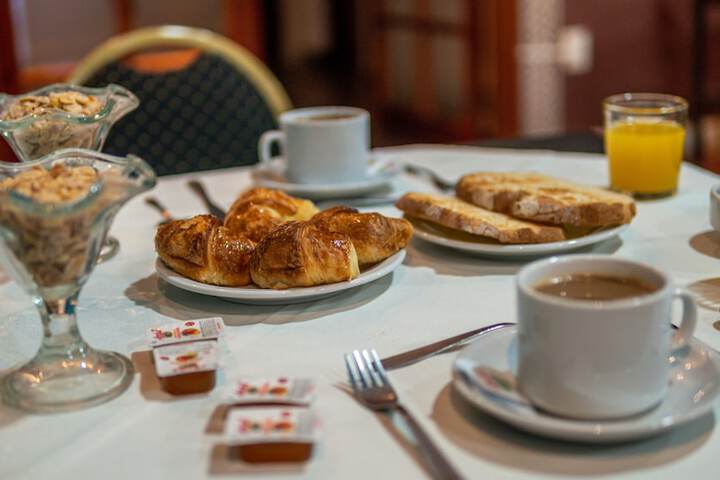 Breakfast/Coffee Service 26 of 32