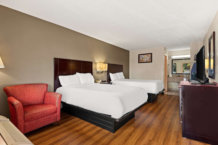 2 Double Beds (4 of 10)