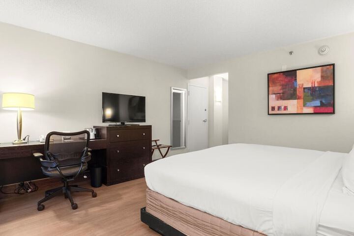 Basic King Bed (3 of 10)
