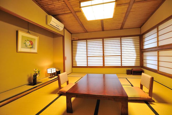 Room 8 of 128