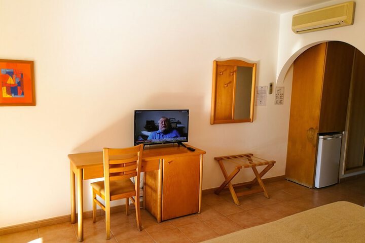 Room 6 of 42