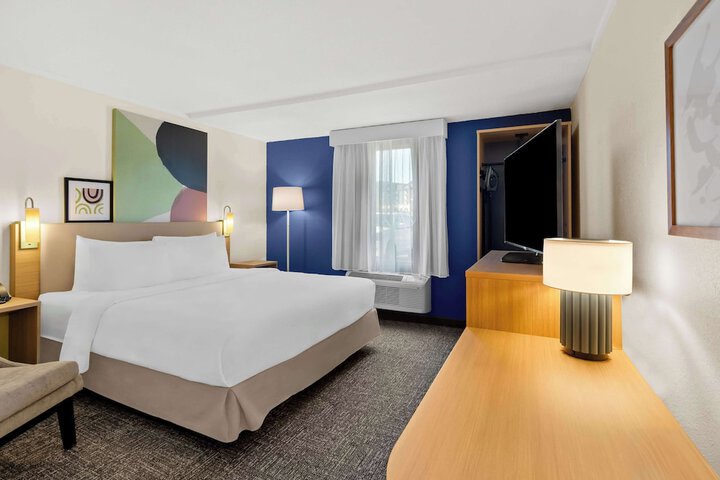 1 King Bed (9 of 10)