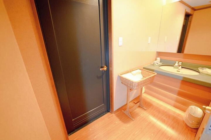 Room 33 of 60