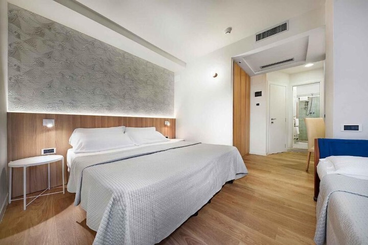 Room 9 of 37