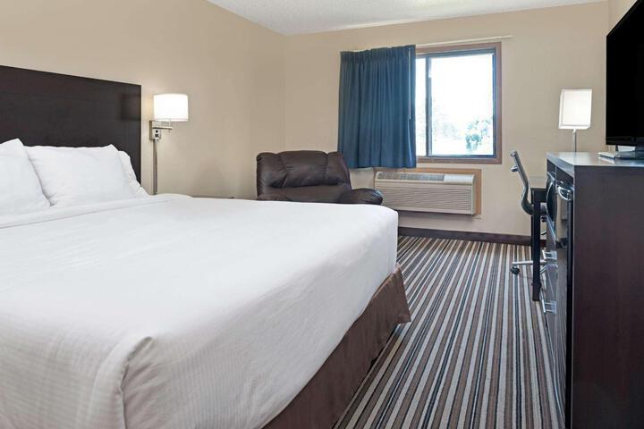 1 King Bed (2 of 10)