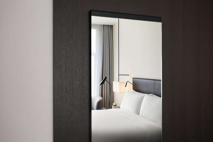 Room 52 of 213