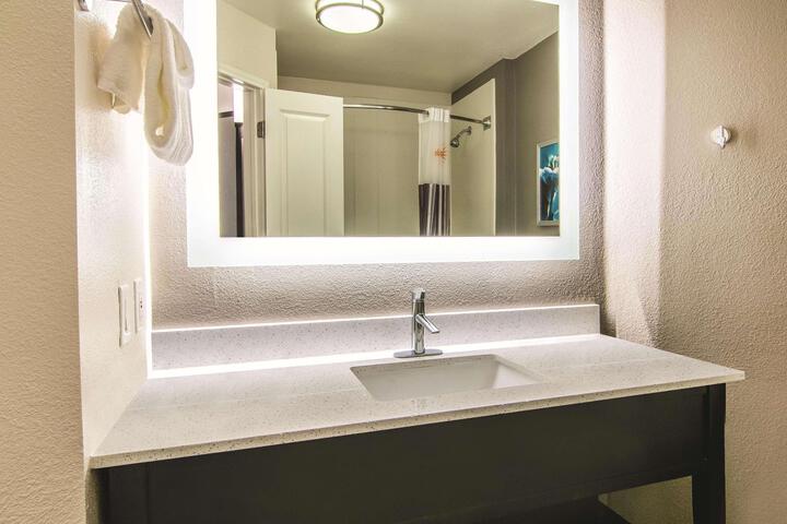 2 Double Beds Mobility Hearing Impaired Accessible Room (6 of 13)