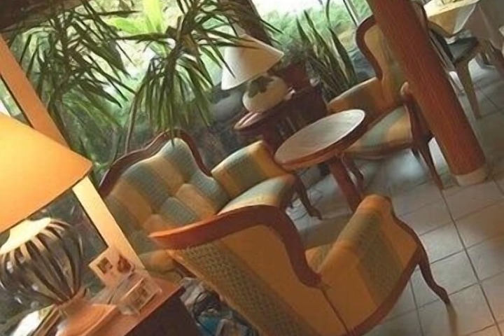 Lounge 15 of 17