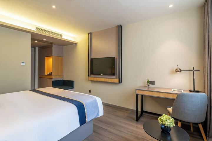 Room 14 of 33