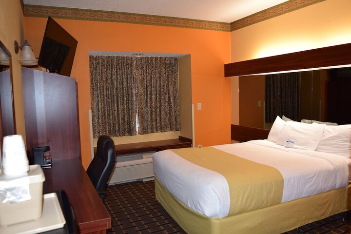 1 Queen Bed (9 of 35)