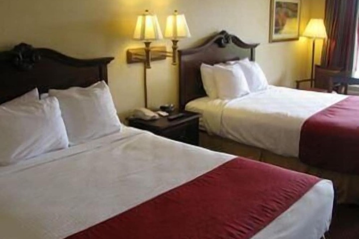 2 Queen Beds (6 of 7)