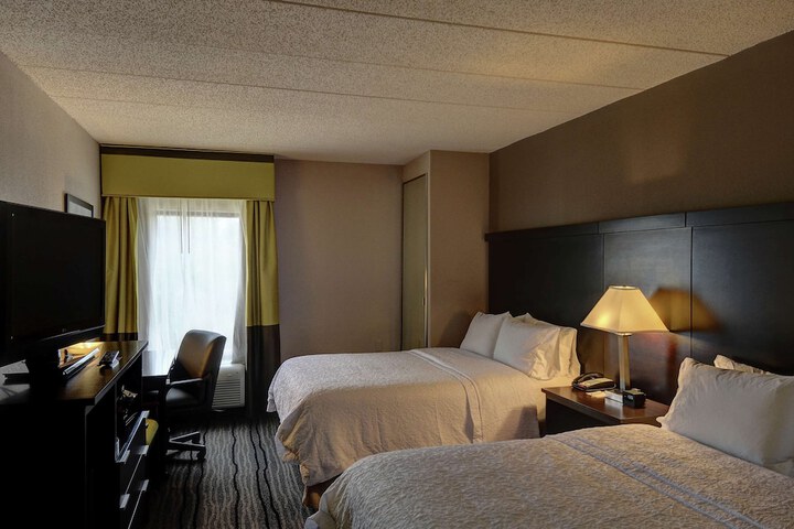 2 Queen Beds Mobility Accessible with Tub (4 of 4)
