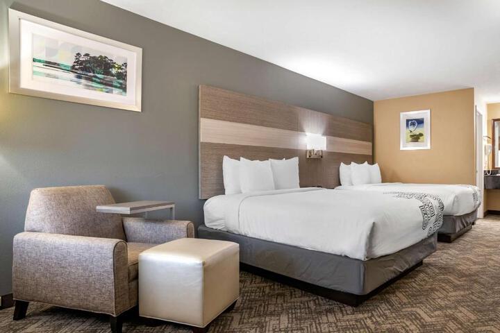2 Queen Beds High Speed Internet Accessible Coffee Maker Iron and Ironing Board Hairdryer Full Breakfast (5 of 7)