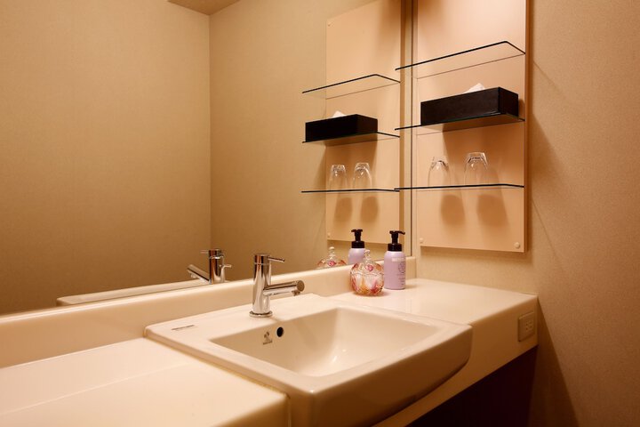 Room 2 of 73