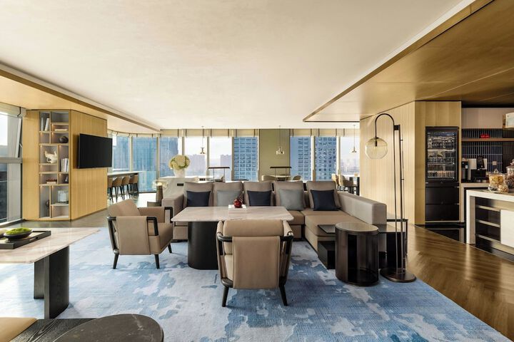 Lounge 98 of 132