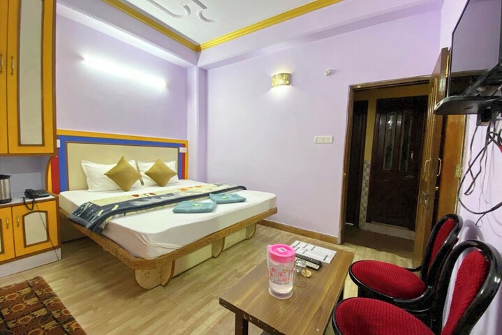 Room 8 of 18