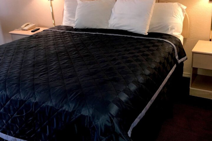 1 Queen Bed (6 of 13)