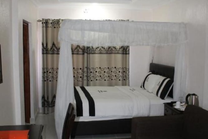 Room 6 of 30