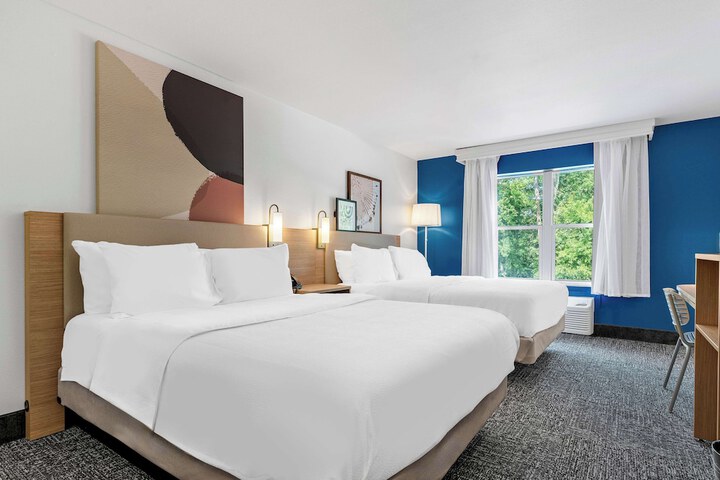 2 Queen Beds (8 of 16)