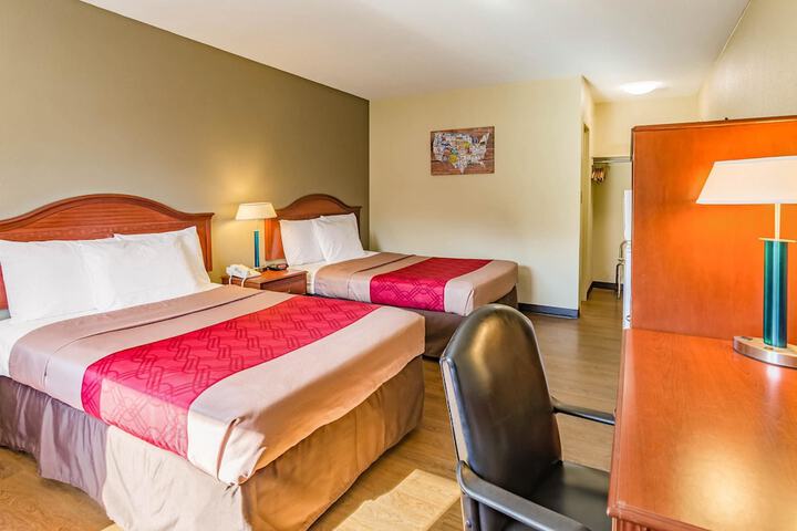 2 Double Beds (3 of 14)