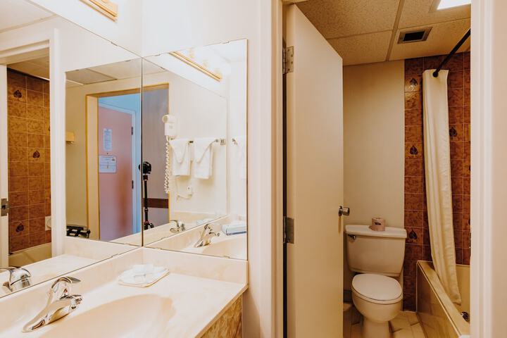 Room 5 of 9