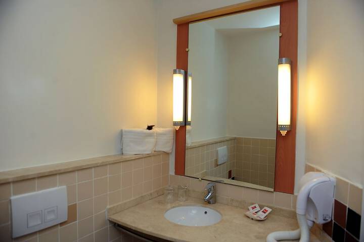 Room 42 of 143