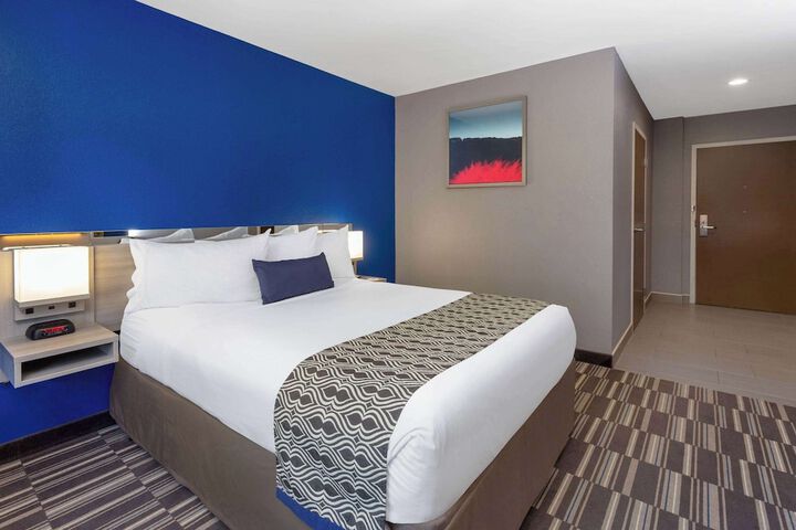 1 Queen Bed (19 of 21)