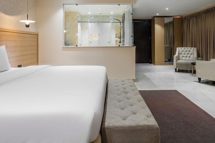 Room 10 of 28