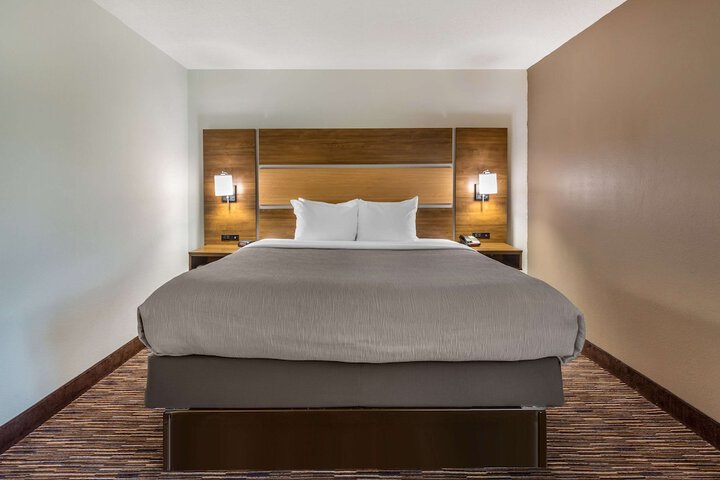 1 King Bed (1 of 15)