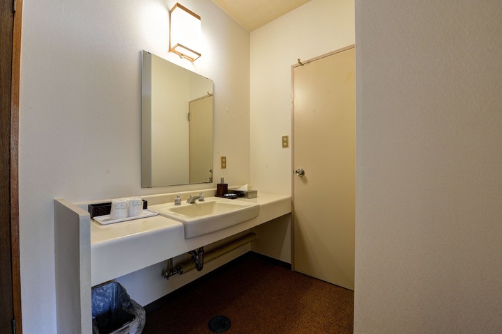 Room 25 of 99