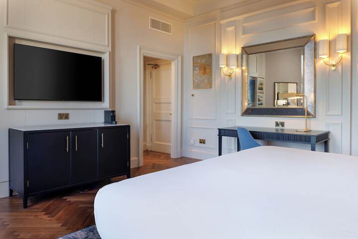 Room 45 of 182