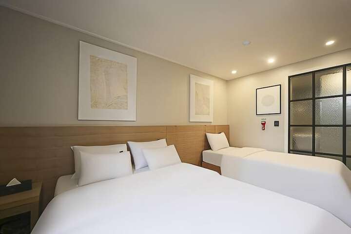 Room 4 of 10