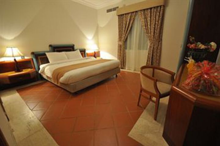 Room 6 of 11