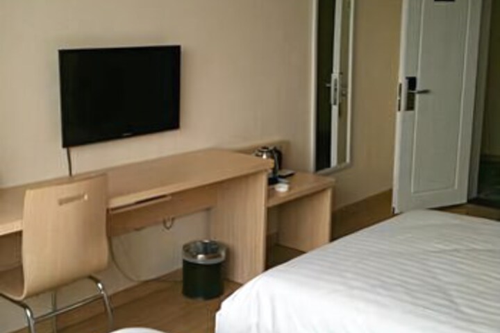 Room 4 of 8