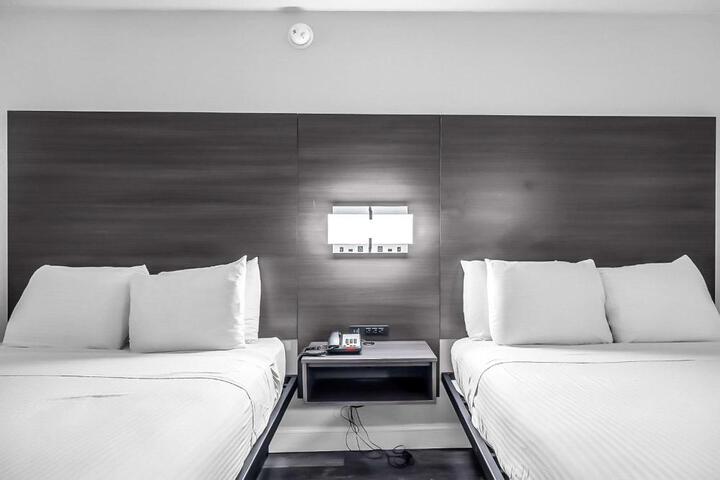 2 Queen Beds Microwave and Refrigerator WiFi Continental Breakfast (9 of 9)