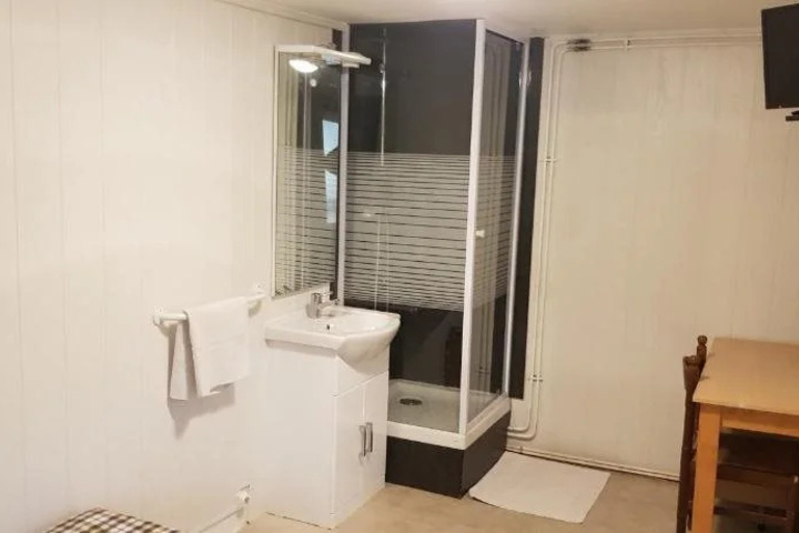 Room 6 of 15