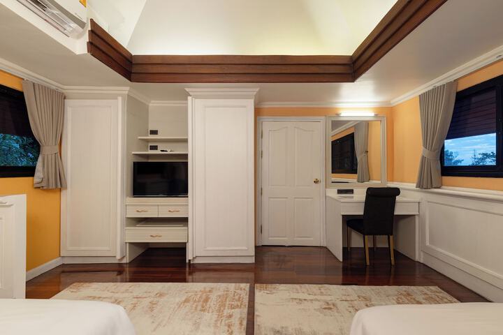 Room 9 of 32