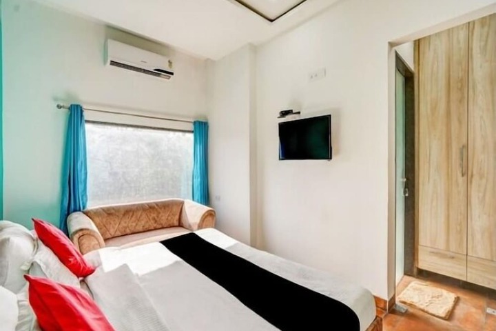 Room 4 of 9