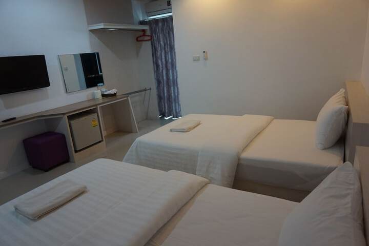 Room 4 of 28