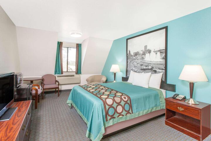 1 Queen Bed (11 of 13)