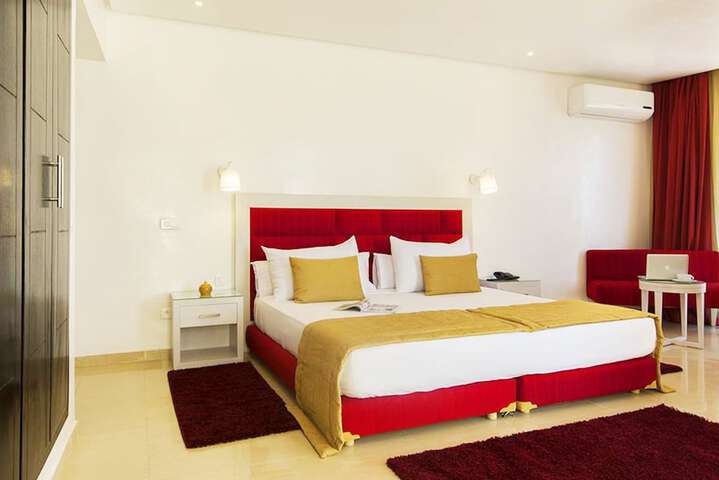Room 12 of 77