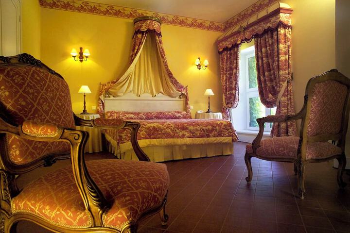 Room 6 of 18