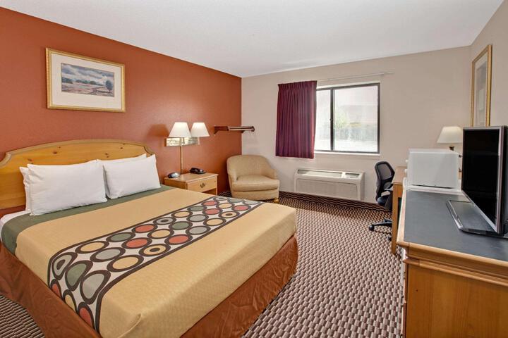 1 Queen Bed (6 of 18)